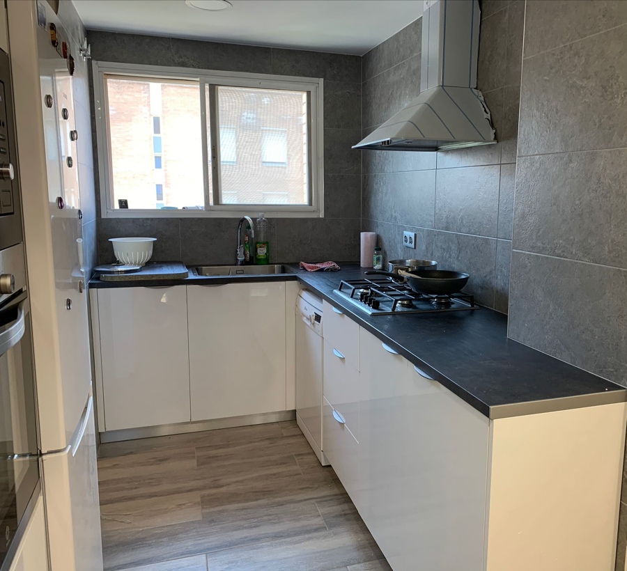 Cocina modelo Blanco Cristal con encimera laminada