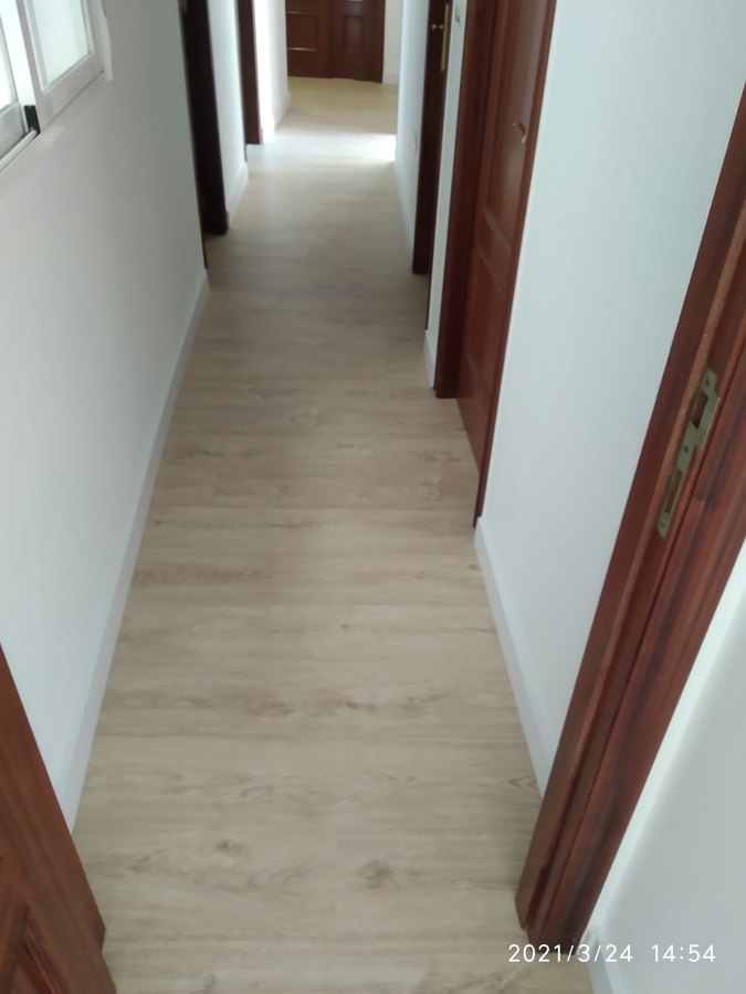 suelo laminado AC5 Roble Annecy y rodapie lacado blanco
