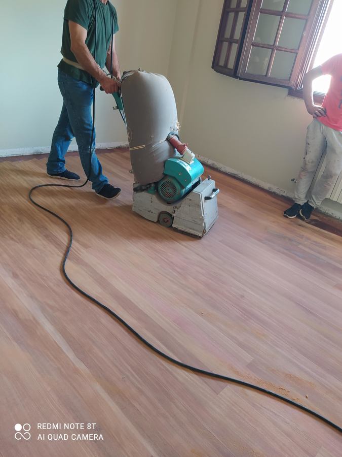 Servicio de pulido y barnizado de parquet en vivienda privada