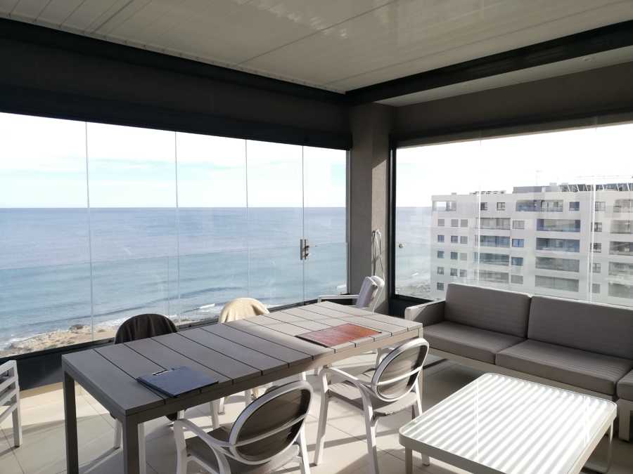 Pérgola bioclimática, cortina de cristal y decoración de espacio