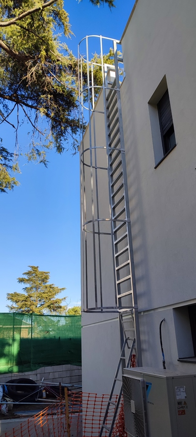 Escalera galvanizada tipo gato