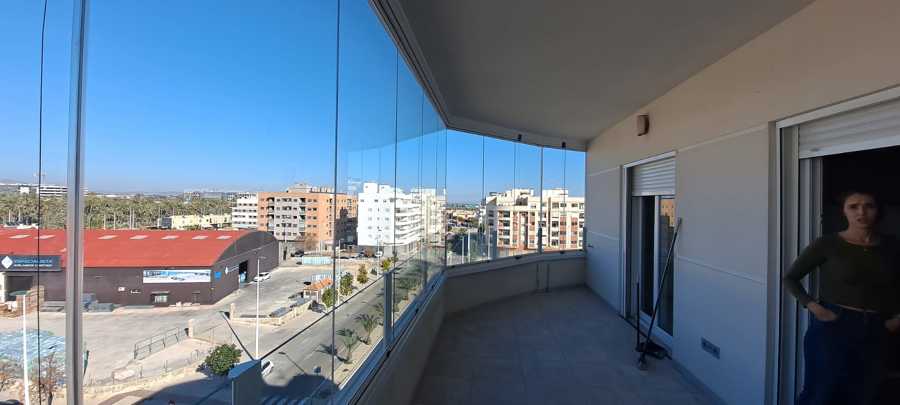 Cortina de cristal en perfilería blanca