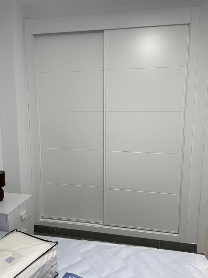 Armario a medida en blanco. Puertas Correderas..
