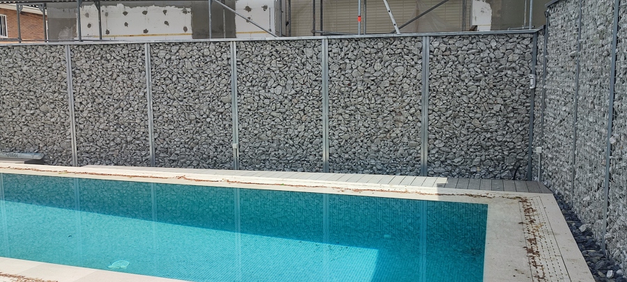 Cerramiento de piscina en gaviones