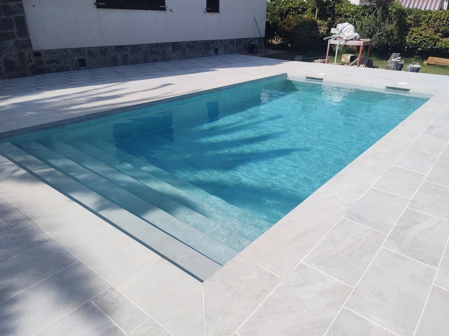 Piscina y playa con revestimiento Pietro White antideslizante de Rosa Gres.