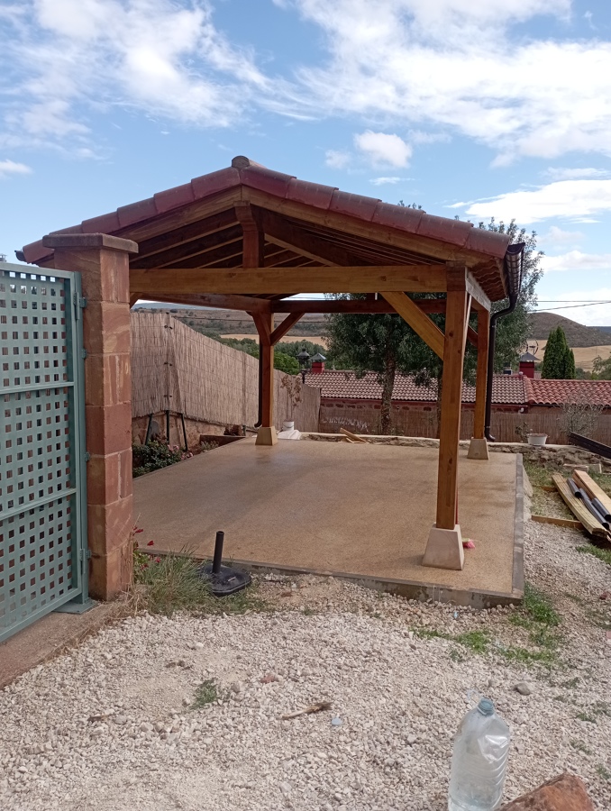 Estructura de madera laminada abierta con tejado