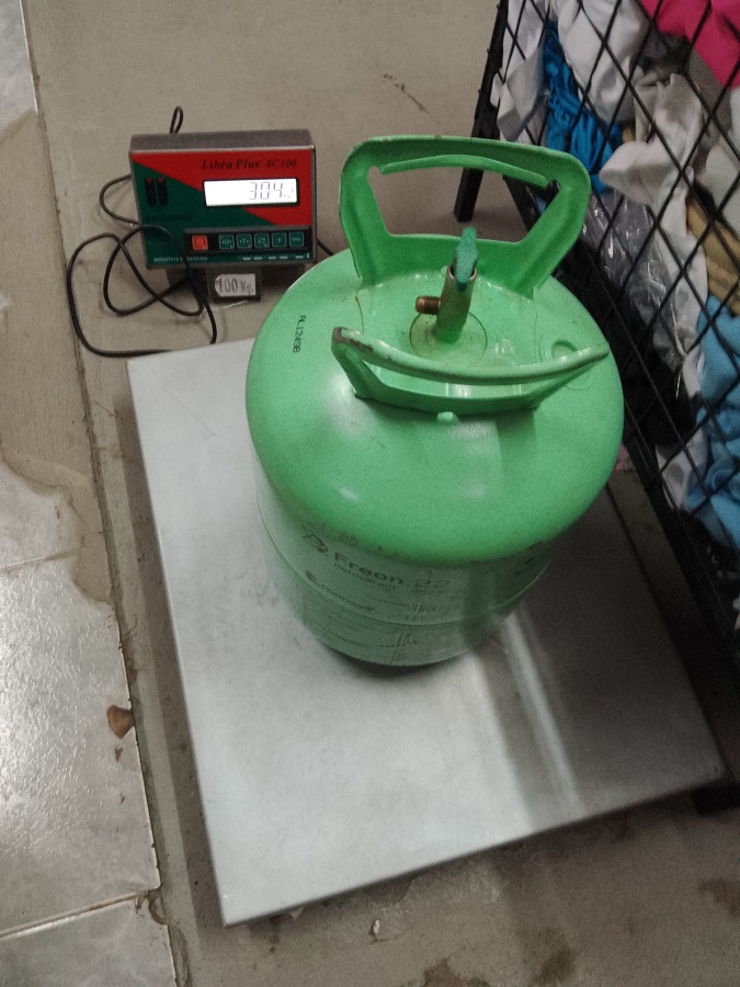 Calibraciòn y carga de gas refrigerante por peso.
