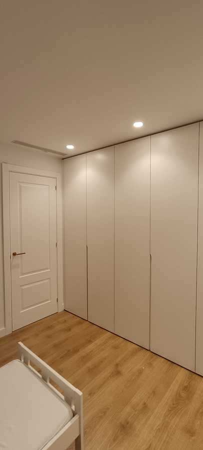 Puerta y armario
