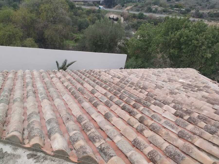 Colocacion de tejas antiguas en este caso
