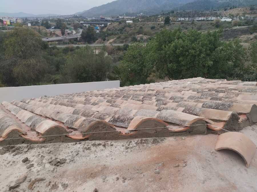 Colocacion de tejas antiguas en este caso