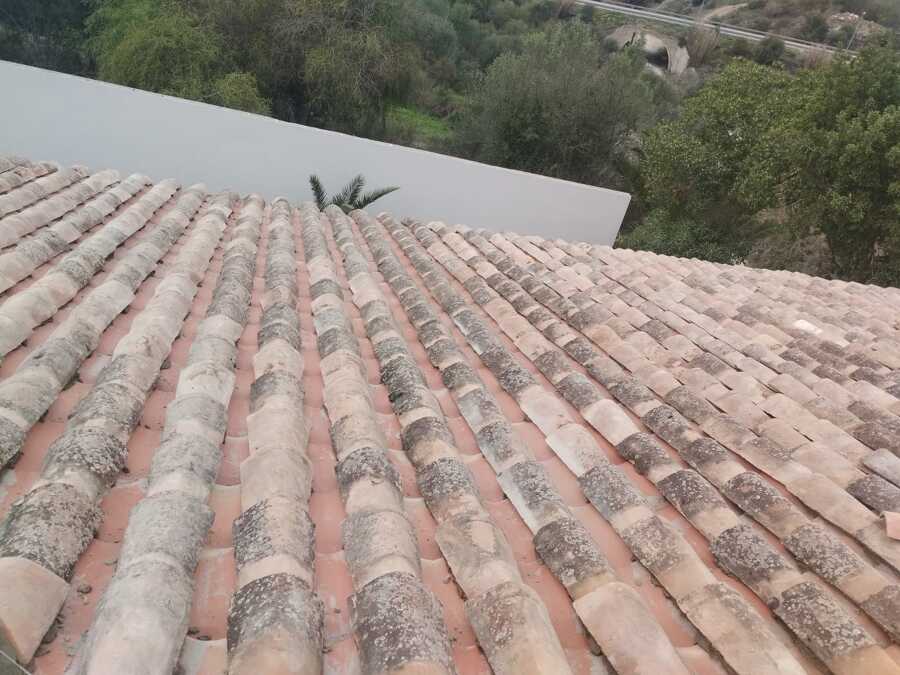 Colocacion de tejas antiguas en este caso