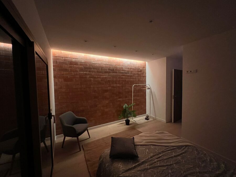 Habitación matrimonio pared obra vista