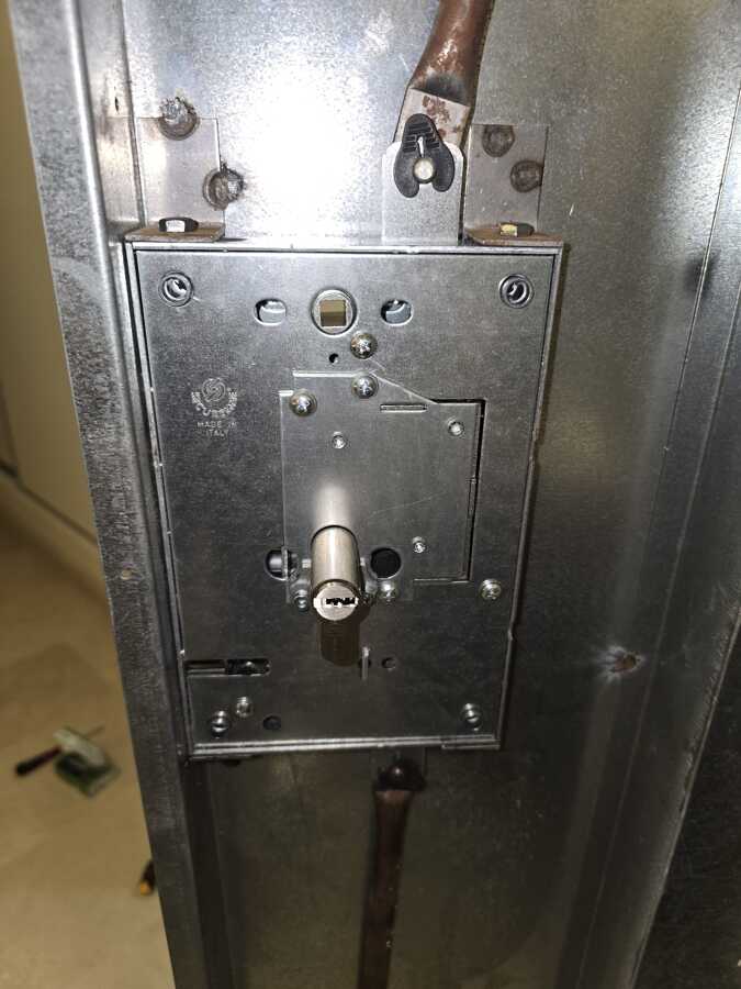 Instalación de Bombín en Puerta Acorazada