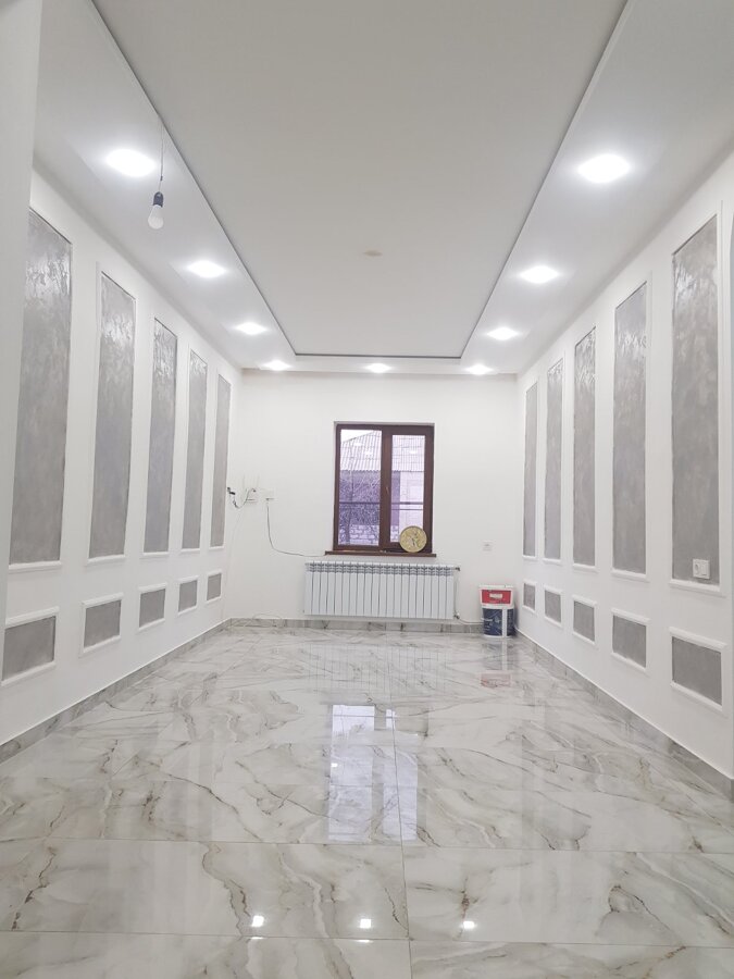 Salon reformado con iluminación y acabados