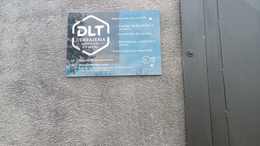 Placa identificación de entrada al taller de DLT CERRAJERIA