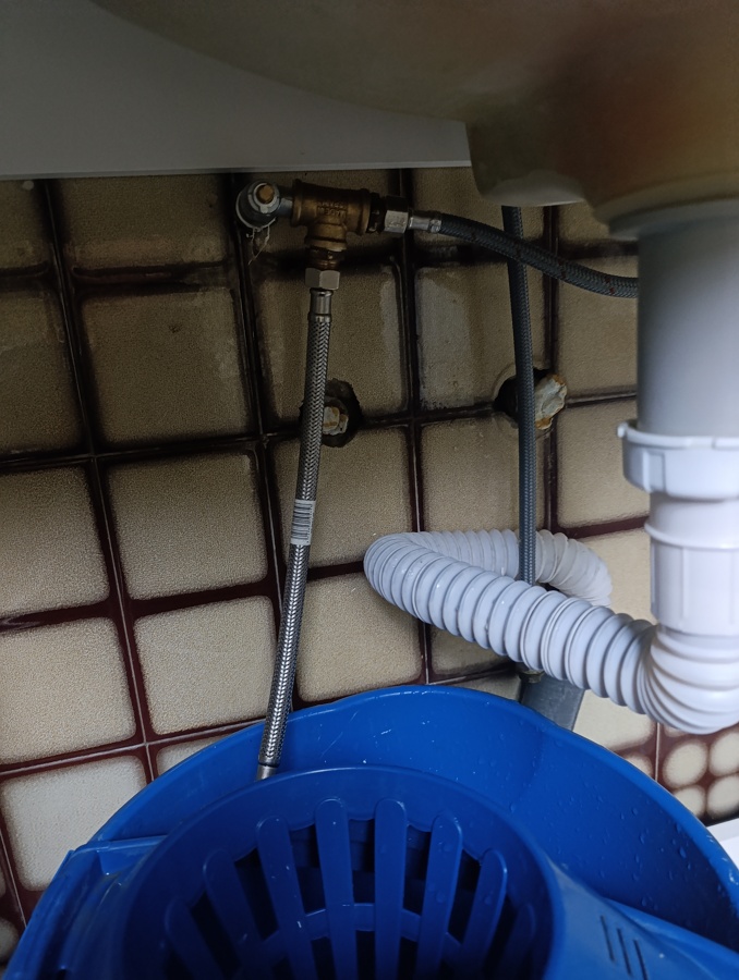Montaje calentador eléctrico para lavabo (antes)