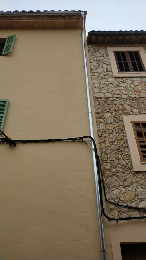Instalación de canal y bajantes.