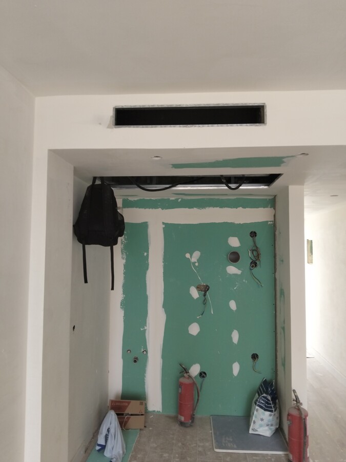 Falso techo con paredes cubiertas de Pladur y un cajón para instalación de aíre