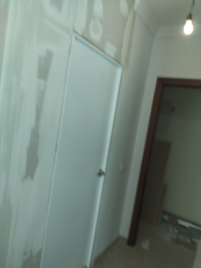 División con instalación de puerta