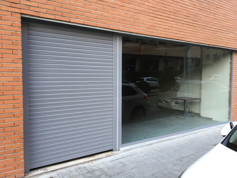 Cerramiento locales comerciales en Tres Cantos, Madrid.