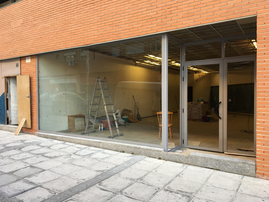 Cerramiento locales comerciales en Tres Cantos, Madrid.