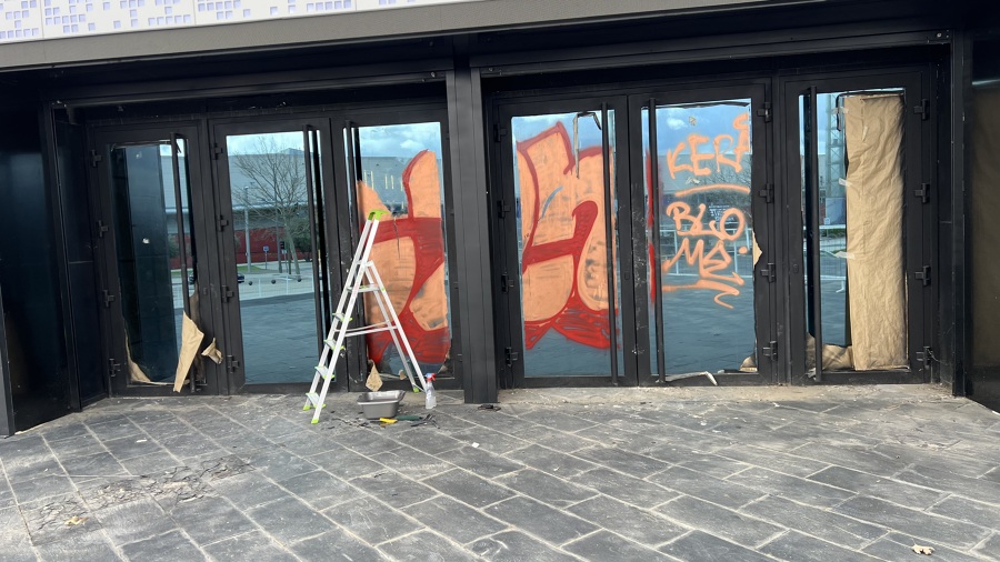 Antes limpieza y retirada de grafitis