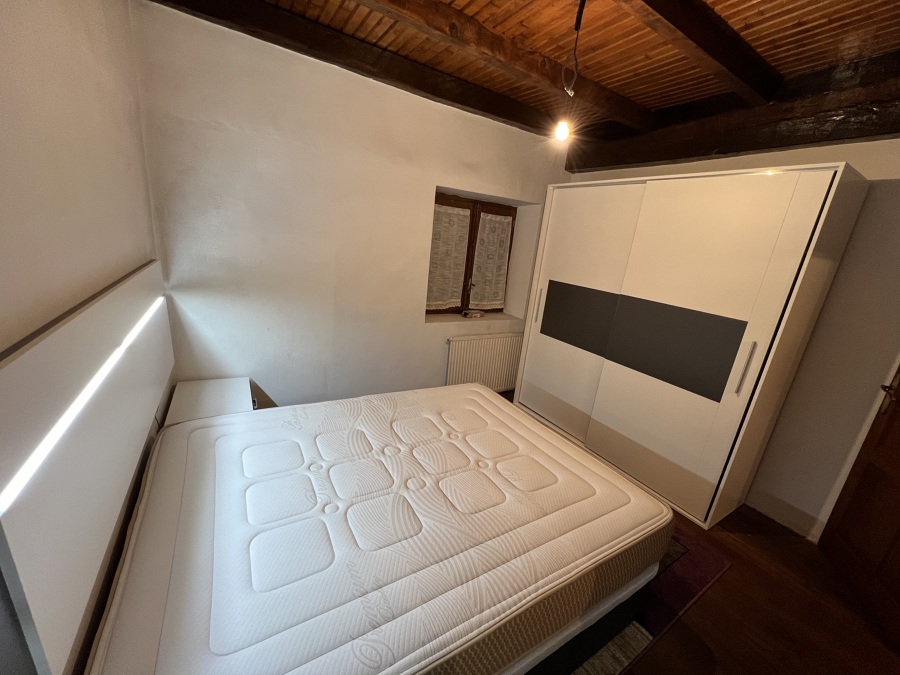 Habitacion Moderna en un espacio Rústico