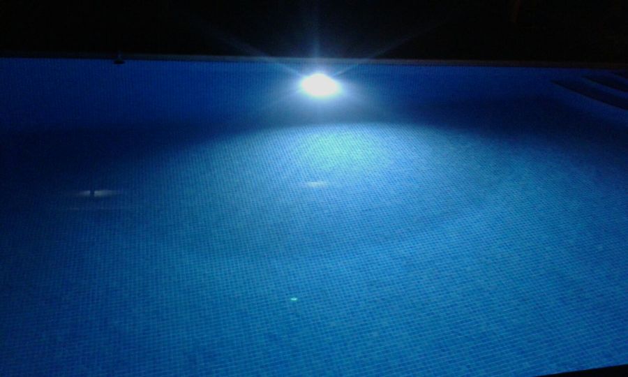 Piscina iluminada