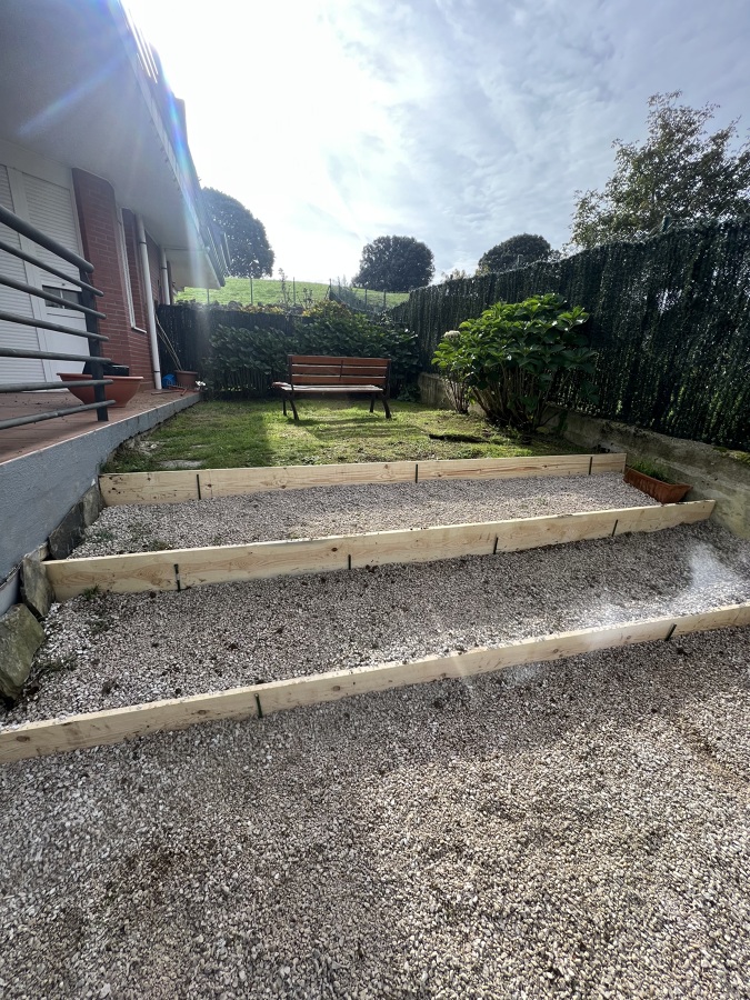 Escalones con su llanta de madera tratada.