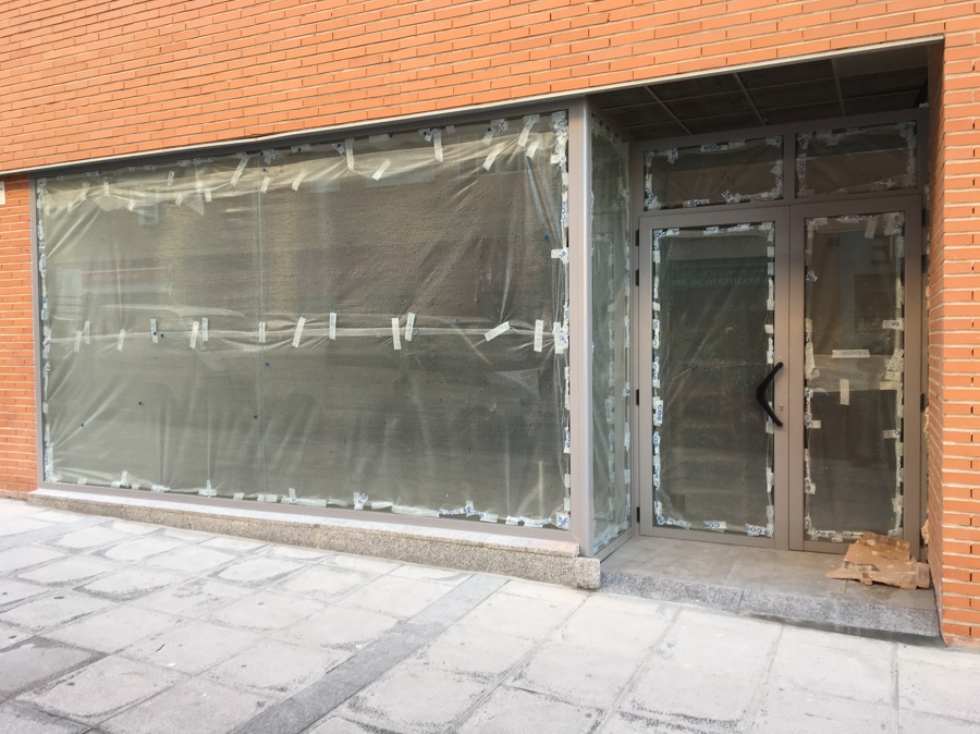 Cerramiento locales comerciales en Tres Cantos, Madrid.