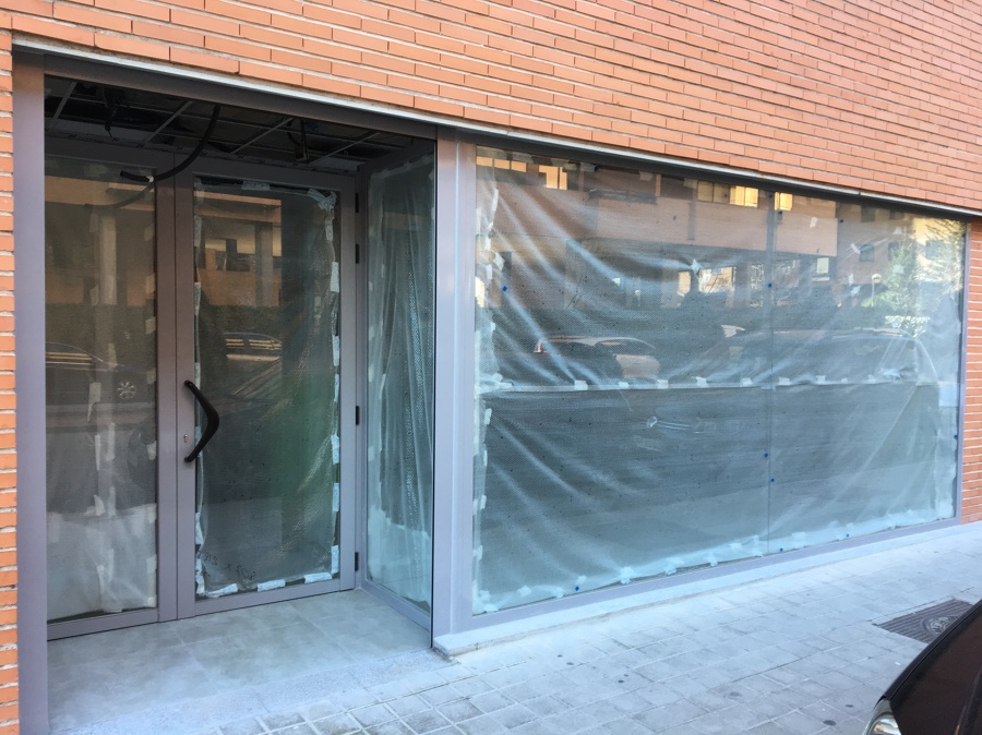 Cerramiento locales comerciales en Tres Cantos, Madrid.