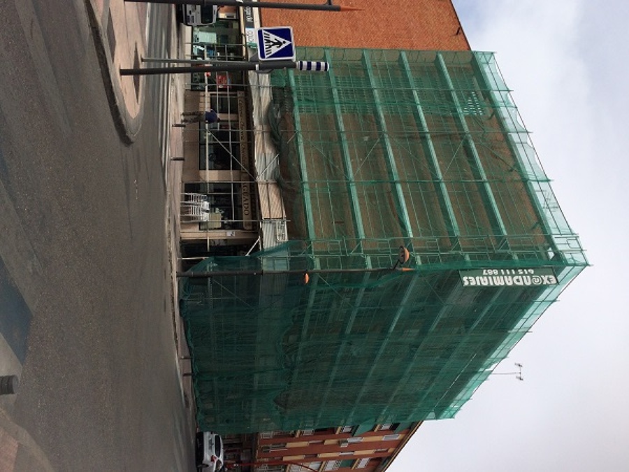 Instalacion de andamiaje para rehabilitacion de fachada