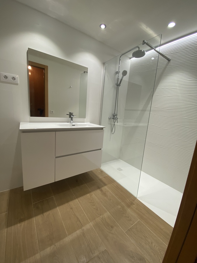 Baño blanco y ondas blancas.