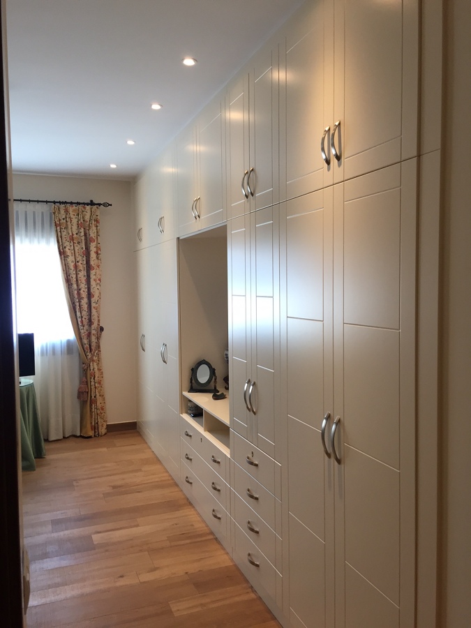 Armario lacado beige puerta abatibles fresadas