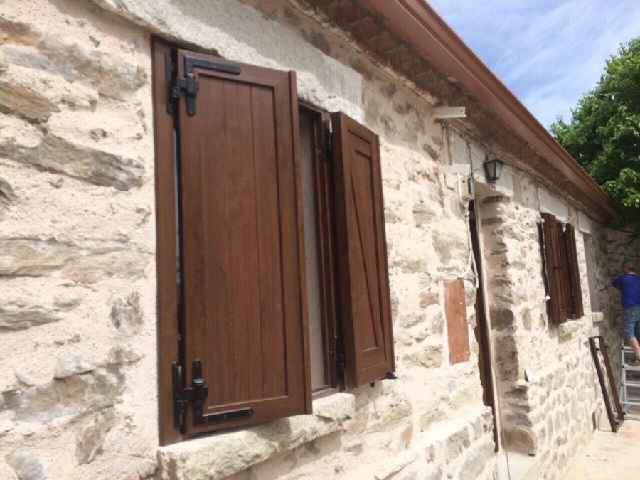 Fachada con contraventanas PVC 