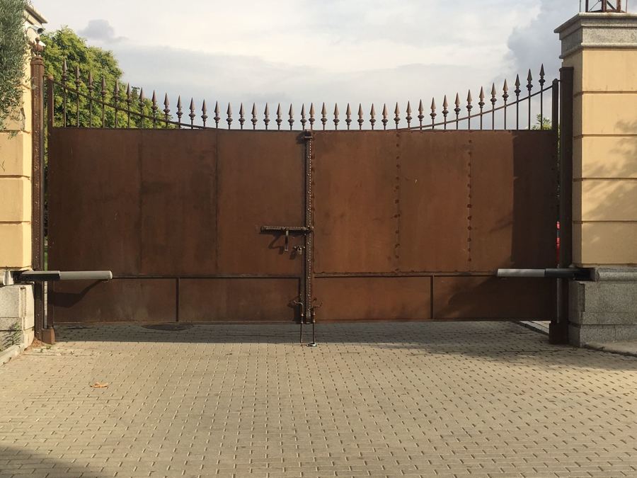 Puerta batiente en acero corten
