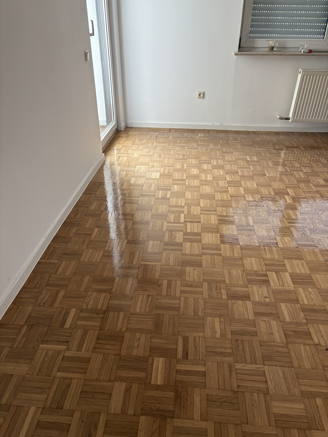 Trabajos de lijado y barnizado en parquet mosaico