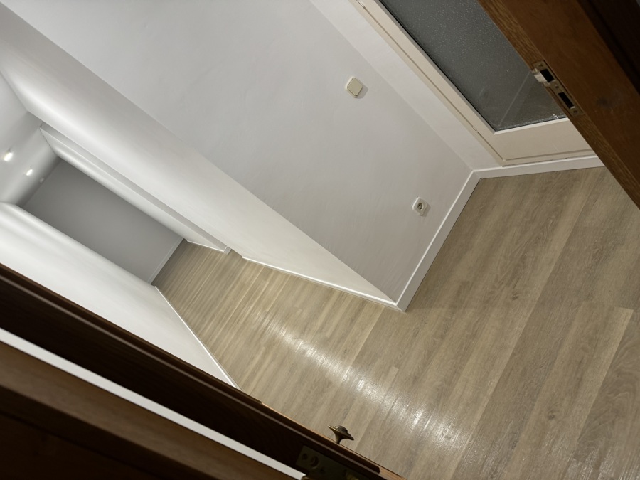 Instalación suelo vinilico,enyesar,pintar y iluminacion