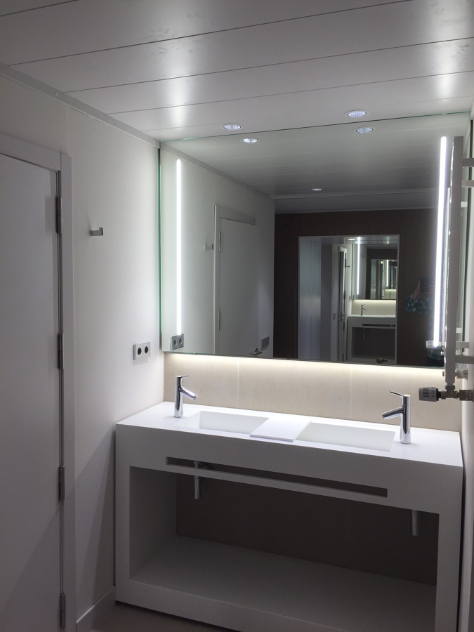 Detalle de mueble de baño en Corian