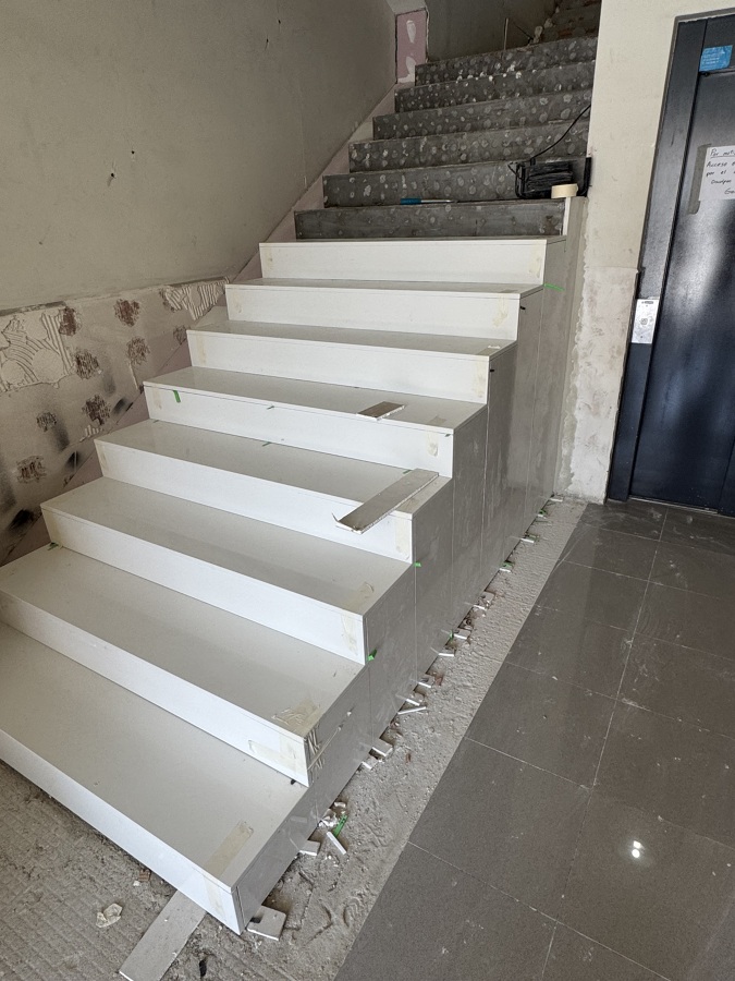 Rachola de gypsum por escaleras