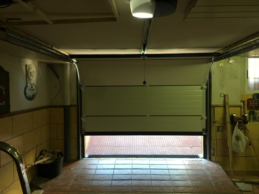 PUERTA SECCIONAL ABRIENDO