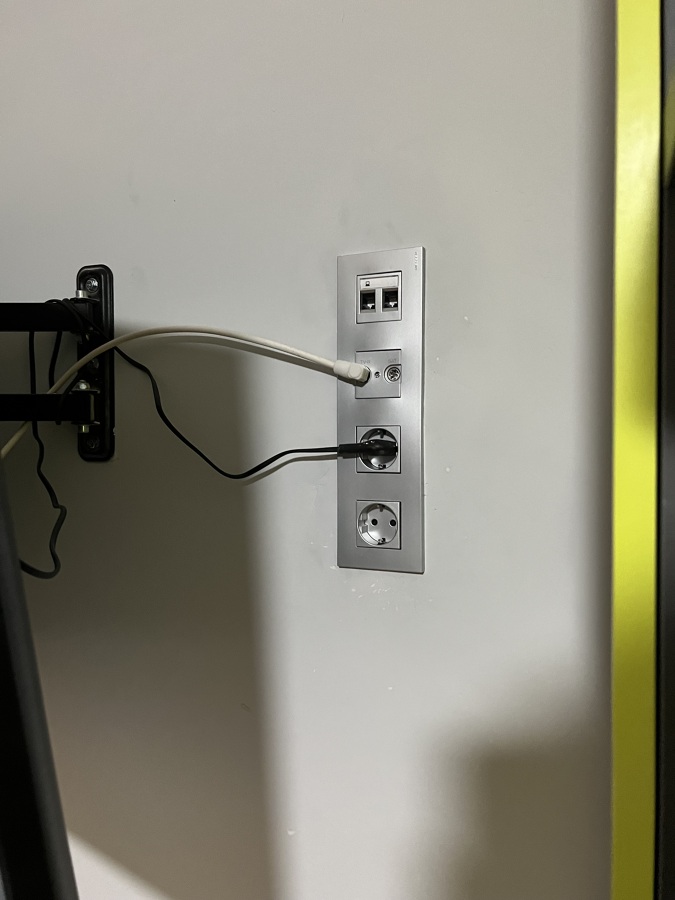 Instalación de tomas para televisión y ocultación de cables