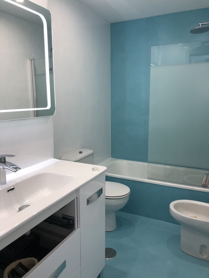 REVESTIMIENTO DE BAÑO CON MICROCMENTO