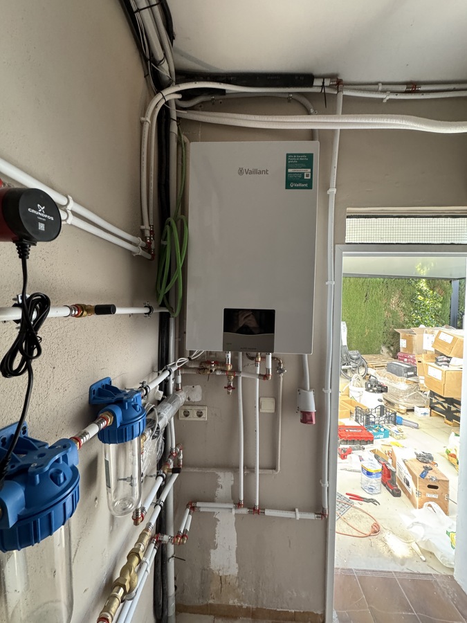 Instalación de caldera Vaillant con sistema de filtración de agua