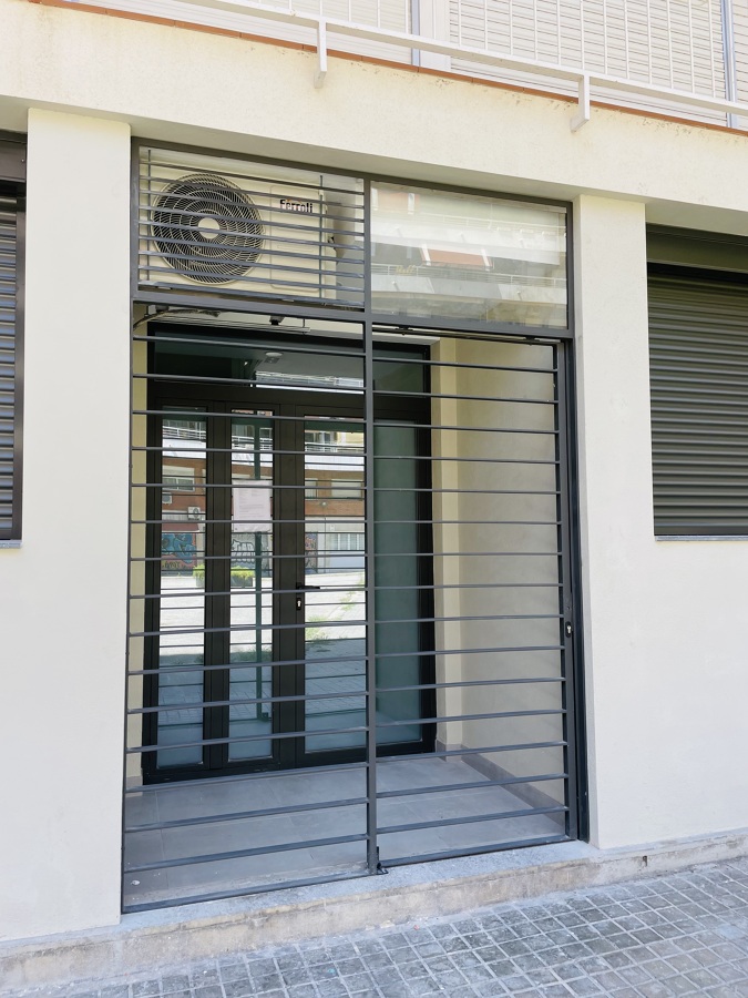 Reja y puerta corredera.