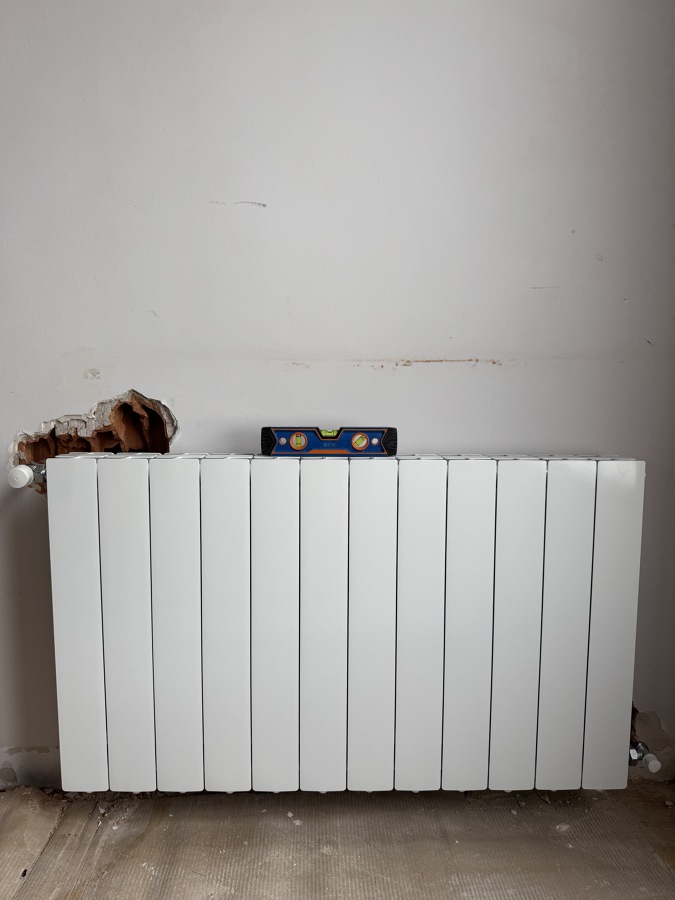 Instalación de radiador de aluminio en vivienda