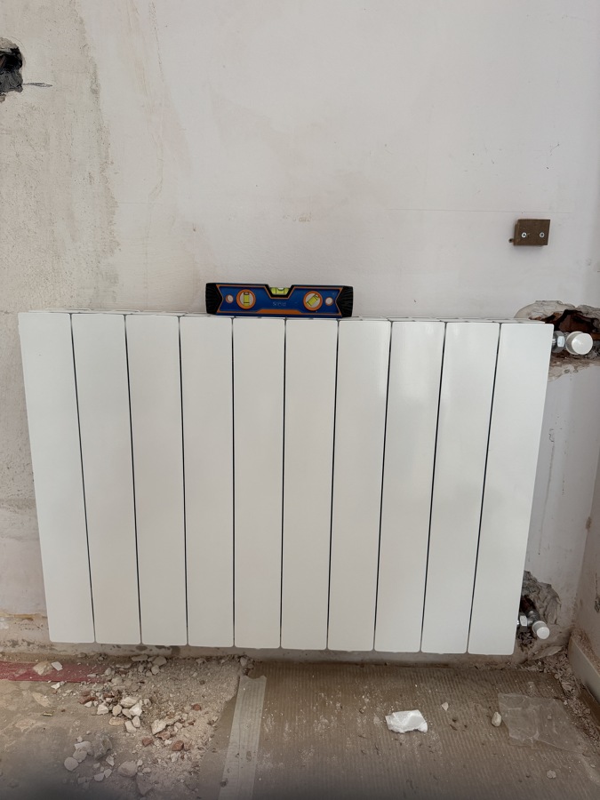 Instalación de radiador de aluminio en vivienda