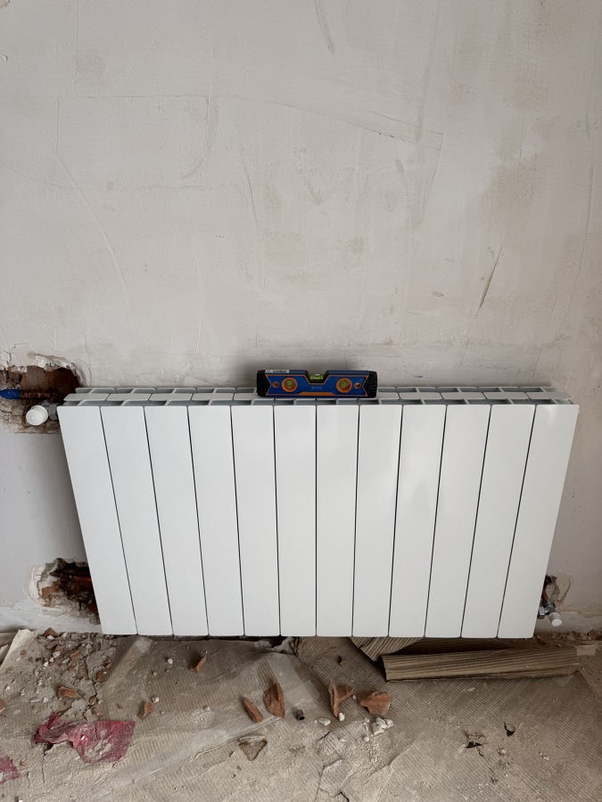 Instalación de radiador de aluminio en vivienda