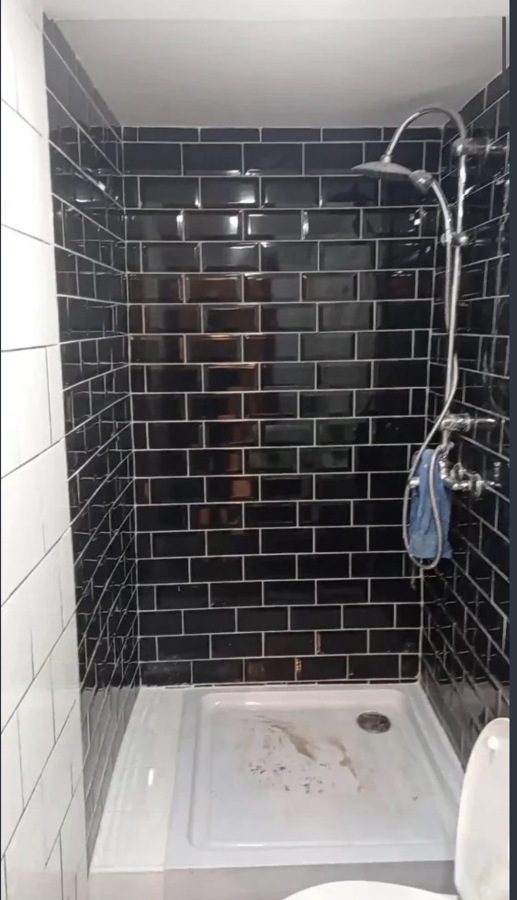 Renovación de ducha con revestimiento cerámico tipo metro.