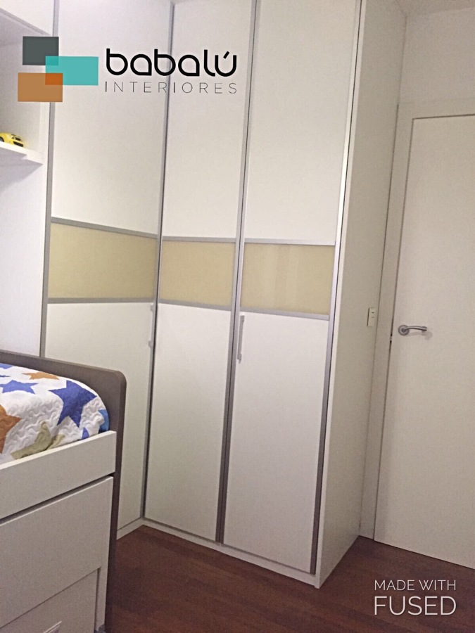 Armario en L con puertas abatibles